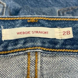 Levi's Wedgie Women's Blue High Rise Distressed Straight Denim Jeans Size 28 thumbnail 4