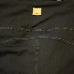 VUORI STRIDE LEGGINGS. NAVY BLUE GUC. Waist 14”, length 34”, inseam 24” thumbnail 3