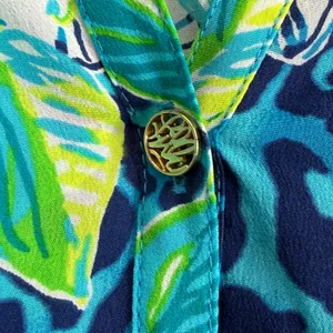Lilly Pulitzer Elsa Blouse‎ Womens Medium Blue Silk Leopard Floral Smocked Top thumbnail 5