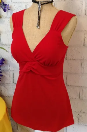 ⬇️SLEEVELESS RED TOP Size M thumbnail 1