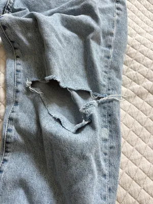 H&M Jeans Ripped thumbnail 2