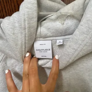 aritzia hoodie thumbnail 3
