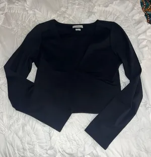 Aritzia Black Contour Cropped Low V Neck thumbnail 2