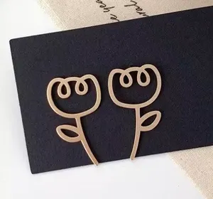 Hollowed Flower Stud Earrings Gold thumbnail 5