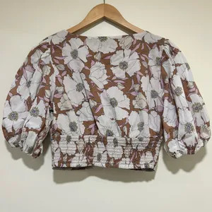 Abercrombie & Fitch Floral Cropped Y2K Blouse in Brown & White - Size Medium thumbnail 4