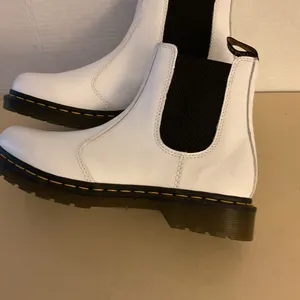 Dr. Martens women White leather Chelsea Platform Boots with Black Elastic 10 thumbnail 13