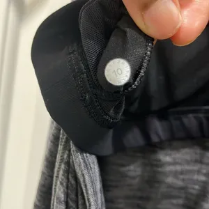 Lululemon Slay the Studio 2-in-1 Tank Gray & Black Sz 10 thumbnail 8