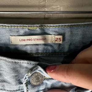 Levi's Lo Pro Straight Light Blue Distressed Slouchy‎ Mid Rise Denim Jeans thumbnail 8