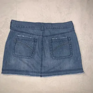 Old Navy Y2K mini skirt distressed splattered frayed hem ultra low waist 8 thumbnail 2