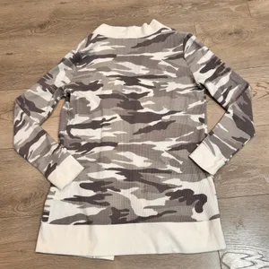 Sweet Romeo Thermal Pocket Cardigan Camo Print Open‎ Front Shirt Size Medium M thumbnail 2