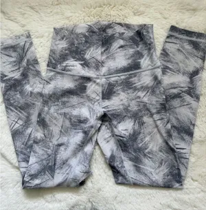 Lululemon High-Waist Feather Pattern Luxtreme Leggings 4 - White Grey thumbnail 1
