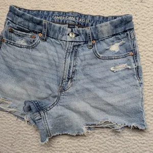 American Eagle Curvy Relaxed Short Light Wash Distressed Denim‎ Size 6 Strigid thumbnail 3