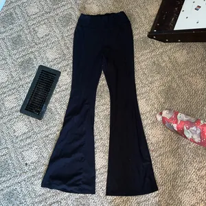 Women’s Size Small Flare Leggings thumbnail 2