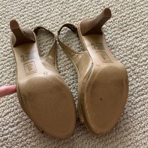Fioni Nude High Heel Bow Front Platinum 4” Heels Vegan Leather Size 8.5 Like New thumbnail 9