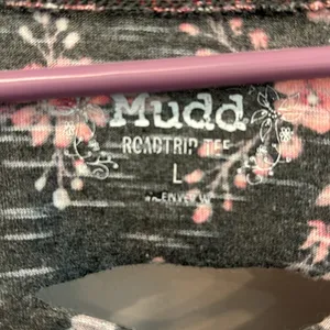 Women’s Mudd Size Large floral short sleeve top (NWOT) thumbnail 2