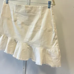 AQUA Denim Ruffle Asymmetric Hem Mini Skirt Size L Raw Edge Side Zip White thumbnail 4