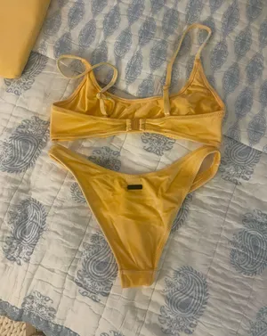Triangl Velvet Bikini Set thumbnail 3