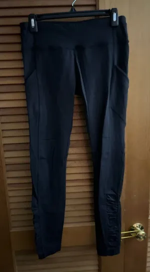 Lululemon Leggings with pockets ruched back of leg size 8 thumbnail 1