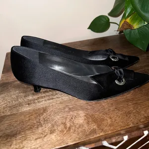 Stuart Weitzman Womens 6.5 Lazo Black Satin Kitten Heel Pointed Toe Shoes Formal thumbnail 6