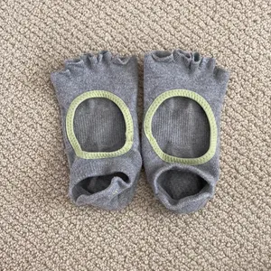 Toesox Half Toe Bellarina Grip Socks Size Medium Grey Barre Pilates Yoga EUC thumbnail 4