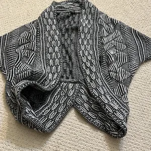 Size small 3/4 sleeve black patterned cardigan thumbnail 5