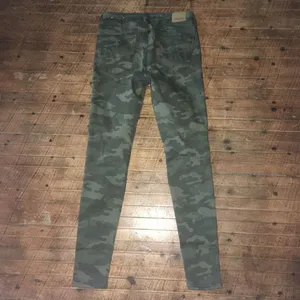 American Eagle camo distressed size 4 jeggings Green thumbnail 3