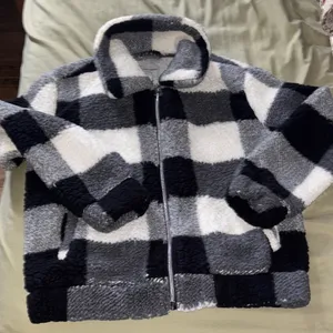 Cozy Checkered sherpa Jacket thumbnail 1