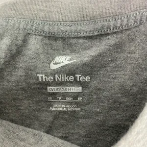 Nike T Shirt Womens XS Oversized Fit Tee‎ Sportswear Essential Gel Dunk Graphic thumbnail 3