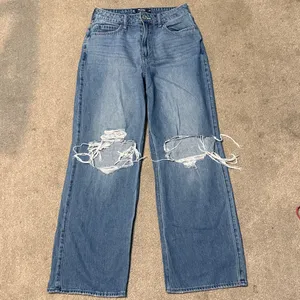 Hollister Medium Wash Distressed Ultra High Rise Baggy Jeans Size 6/28 thumbnail 2