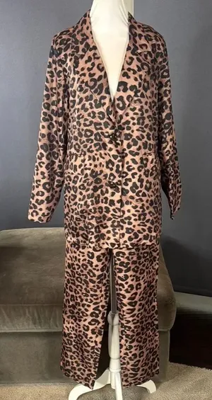 Women’s Lightweight Leopard Print 2 Piece Pant Suit Set Size M NEW thumbnail 1