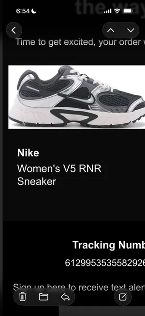 Women’s Nike Sneakers thumbnail 5