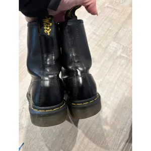 Dr. Martens 1460 W Black Smooth Leather 8-Eye Lace Up Combat Boots Womens 8‎ thumbnail 3