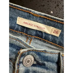Levis Ribcage Straight Leg Jeans Womens 26x32 Medium Wash Blue Ultra High Rise‎ thumbnail 4