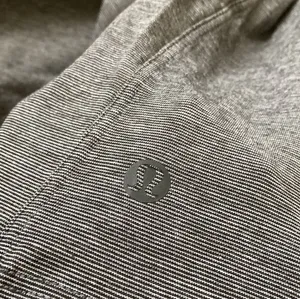 LULULEMON All Yours Boyfriend Tee Micro Stripe Black White Size 8 10 Cotton EUC thumbnail 8