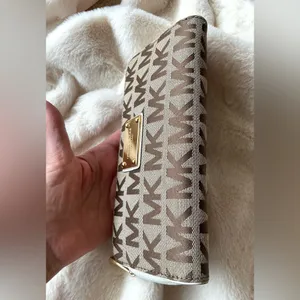 Michael Kors zip around wallet 💵💷💶💰 thumbnail 12