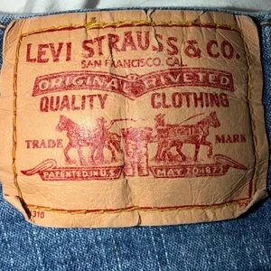 Levis Classic Capri Jeans Womens 10 Medium Wash Blue Cropped Side Slit thumbnail 3