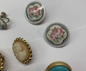 Lot Of 4 Pretty Vintage - Modern Clip On Screw On Costume Earrings thumbnail 10