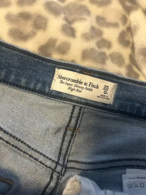 Abercrombie High-Rise Jeans thumbnail 2