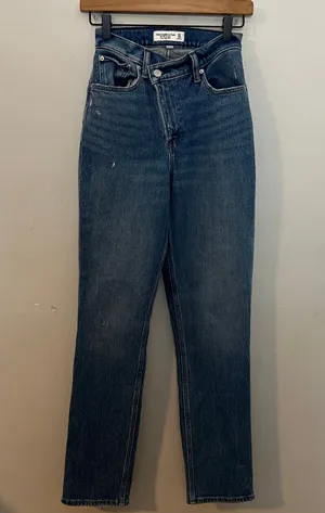 ABERCROMBIE- Curve Love Ultra High Rise 90s Straight Jean Criss-Cross thumbnail 4