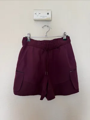 Lululemon Relaxed High-Rise Cargo Short 4.5"‎ Size 4 Cassis thumbnail 2