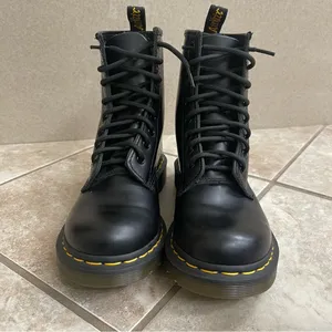Women's AirWair 1460 Leather Lace Up Boots Size 7 US Used 2xs thumbnail 11