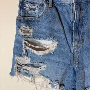 American Eagle Highest Rise Boyfriend Denim Shorts‎ Distressed Size 2 thumbnail 2