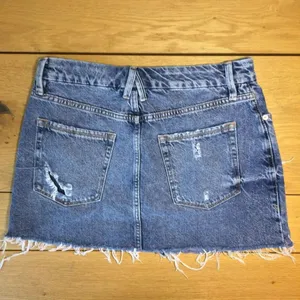 Good American mini Jean skirt 8/29 frayed hem thumbnail 4