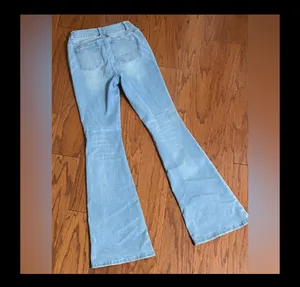 Wonderly Urban Cowboy Light Wash High Rise Boot Cut Jeans With Tie Closure. gently warn& are in excellent condition. measurements approximately 13” waste x 10” rise x 42” long. Non smoking home. priced to sell at as is condition. Don’t like my price, make reasonable offer! And thank you for checking my closet. thumbnail 2