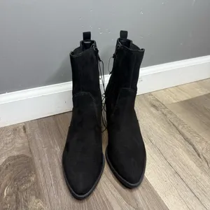 Express Womens Ankle Boots Booties Black Suede Block Heels Pointed Toe Zip Sz 6 thumbnail 3