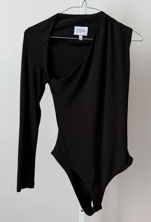 SNDYS‎ Everyday sz S Black One Shoulder Asymmetrical Cutout Bodysuit Mob Wife thumbnail 1
