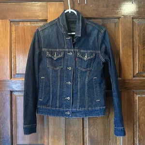 Levi's Women's Studded Denim‎ Trucker Jacket Size M Dark Wash Indigo 77075 thumbnail 2