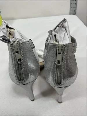 Womans New In Box City Classified Alicia Formal Evening Stiletto Pumps 9 Silver thumbnail 4