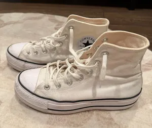 High-Top Converse Chuck Taylor thumbnail 1
