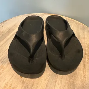 OOFOS original black sandal Unisex Men’s 5 Women’s 7 thumbnail 7